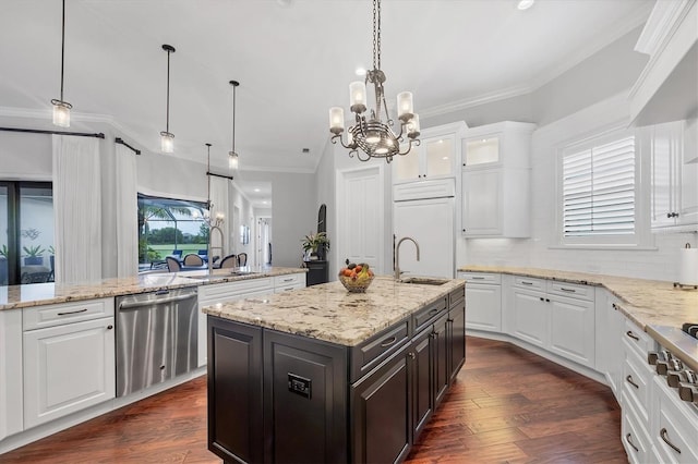 14611 Leopard Creek Pl, Lakewood Ranch, FL 34202 - kitchen with appliances with stainless steel finishes, an island with sink, a chandelier, ornamental molding, and white cabinets