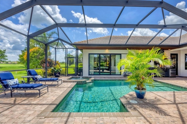 14611 Leopard Creek Pl, Lakewood Ranch, FL 34202 - view of swimming pool featuring a patio area, a pool with connected hot tub, and a lanai
