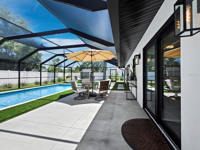 3439 Fair Oaks Pl, Sarasota, FL 34239 - fenced backyard with a patio area, glass enclosure, and outdoor dining area