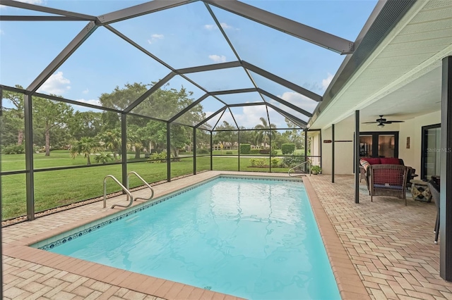 5283 Everwood Run, Sarasota, FL 34235 - outdoor pool with a patio area, a yard, ceiling fan, an outdoor living space, and a lanai