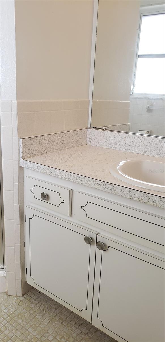 4640 Orlando Cir, Bradenton, FL 34207 - bathroom featuring vanity and tile walls