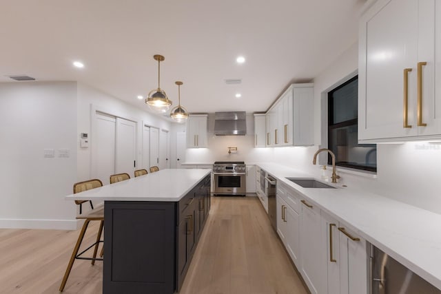 510 Putter Ln, Longboat Key, FL 34228 - kitchen featuring a breakfast bar, light countertops, white cabinetry, light wood finished floors, and recessed lighting