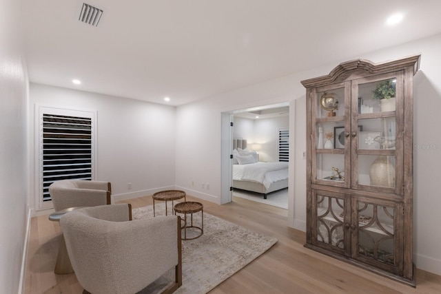 510 Putter Ln, Longboat Key, FL 34228 - sitting room with light wood finished floors and recessed lighting