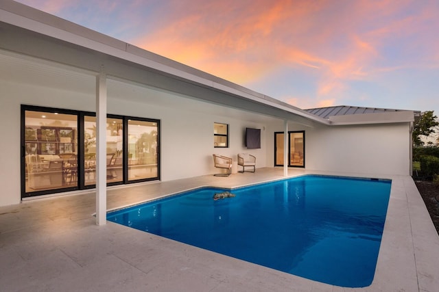 510 Putter Ln, Longboat Key, FL 34228 - outdoor pool with a patio