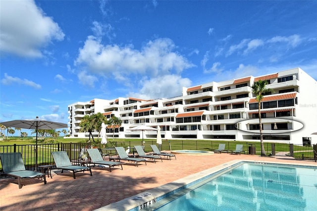 1485 Gulf Of Mexico Dr Unit 101, Longboat Key, FL 34228 - community pool featuring a hot tub and a patio area