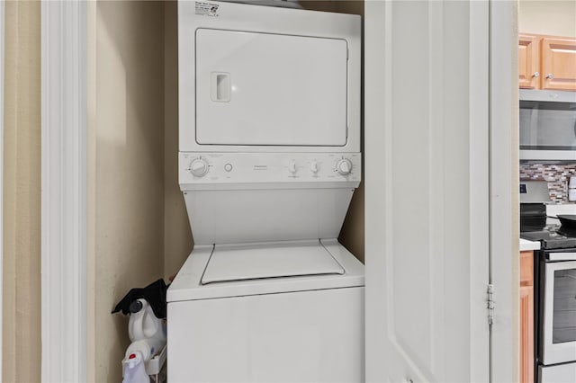 311 Cape Harbour Loop Unit 101, Bradenton, FL 34212 - laundry area featuring estacked washer and dryer