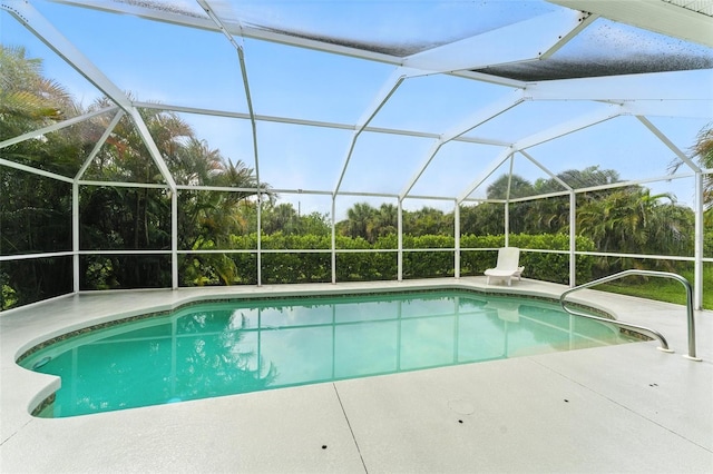 194 Sunset Rd, Rotonda West, FL 33947 - swimming pool featuring a patio and glass enclosure