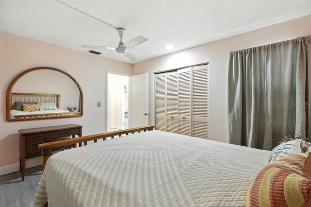 326 Mann Ave SE, Port Charlotte, FL 33952 - bedroom with wood finished floors, a closet, ceiling fan, a textured ceiling, and recessed lighting