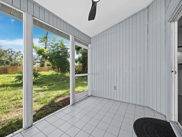 3223 Jamaica St, Sarasota, FL 34231 - unfurnished sunroom featuring a ceiling fan
