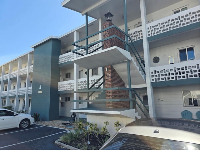 5850 Welcome Rd Unit J6, Bradenton, FL 34207 - view of property featuring uncovered parking