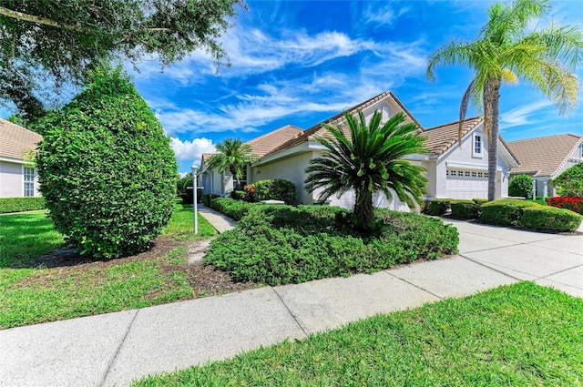 7039 Woodmore Ter, Lakewood Ranch, FL 34202 - view of front of home featuring stucco siding and concrete driveway