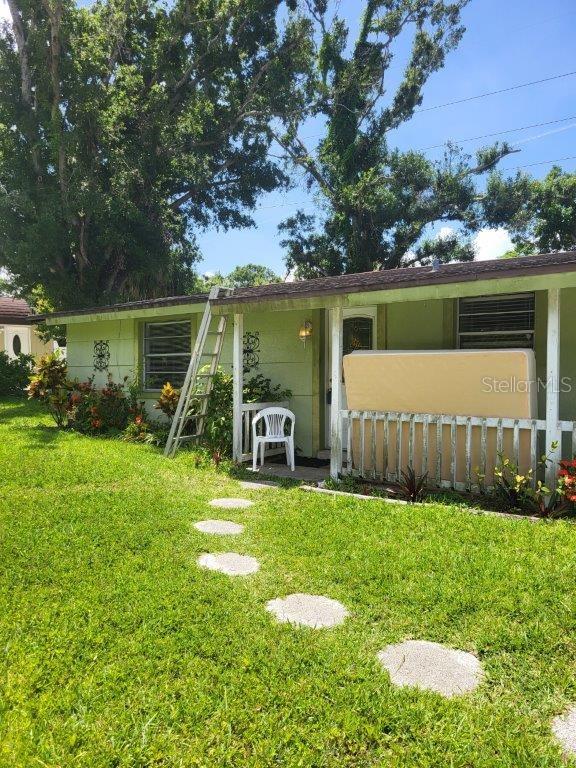 2532 Grand Cayman St, Sarasota, FL 34231 - view of front of home with a front yard