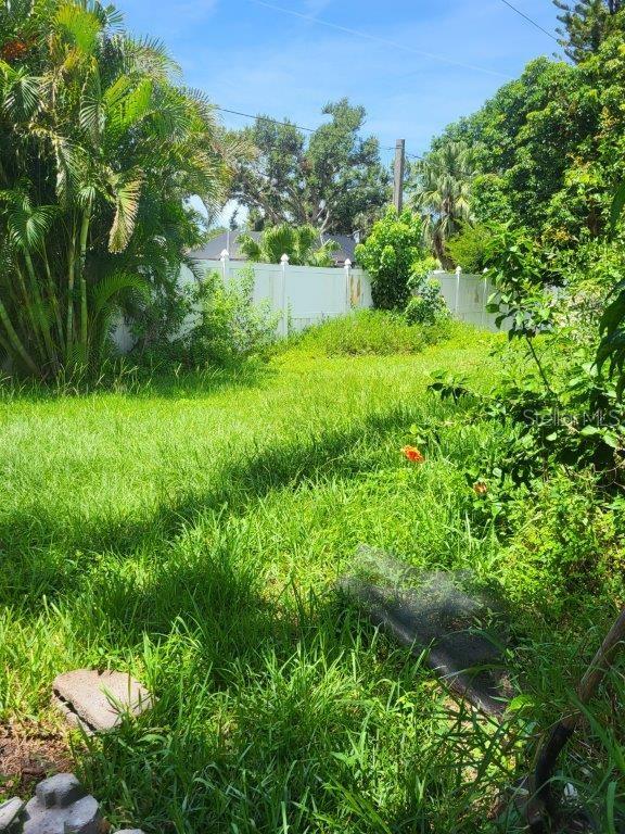 2532 Grand Cayman St, Sarasota, FL 34231 - view of yard