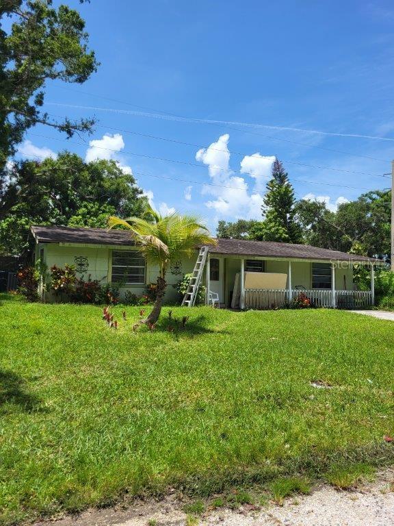 2532 Grand Cayman St, Sarasota, FL 34231 - view of front of property with a front yard