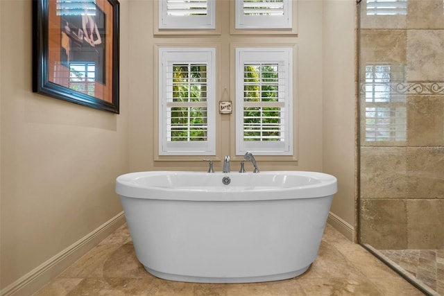 6926 Lacantera Cir, Lakewood Ranch, FL 34202 - full bath featuring a freestanding bath