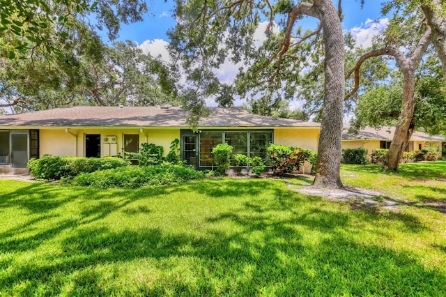 3557 Wilkinson Woods Dr, Sarasota, FL 34231 - ranch-style house with stucco siding and a front yard