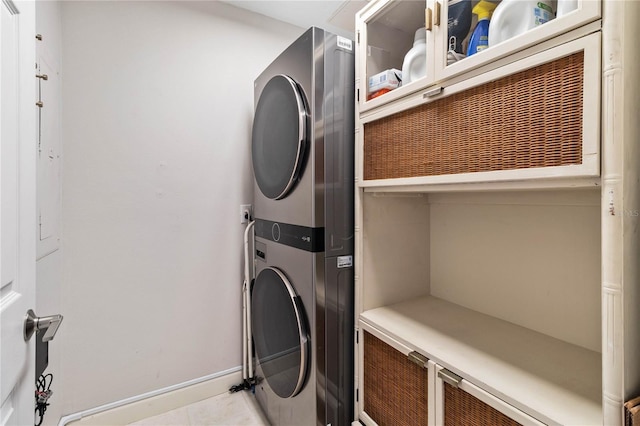 750 N Tamiami Trl Unit 1616, Sarasota, FL 34236 - laundry area featuring estacked washer and dryer and baseboards