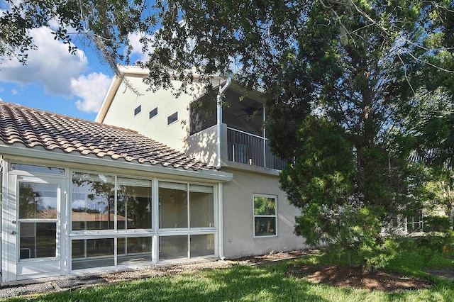 7605 Sweetbay Cir Unit 5-102, Bradenton, FL 34203 - back of property featuring a sunroom, a tiled roof, and stucco siding