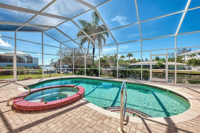 1236 Port Ln, Sarasota, FL 34242 - view of swimming pool featuring a pool with connected hot tub, a patio, and a lanai