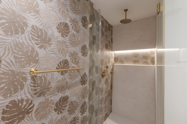 615 Concord Ln, Holmes Beach, FL 34217 - bathroom featuring a tile shower