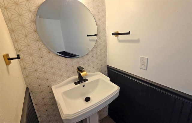 4074 Redbird Cir, Sarasota, FL 34231 - bathroom with a sink