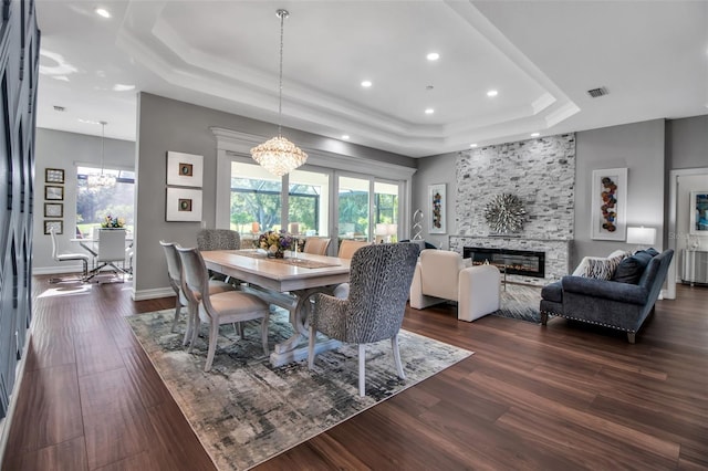 462 E Macewen Dr, Osprey, FL 34229 - dining area with a raised ceiling, a chandelier, plenty of natural light, and recessed lighting