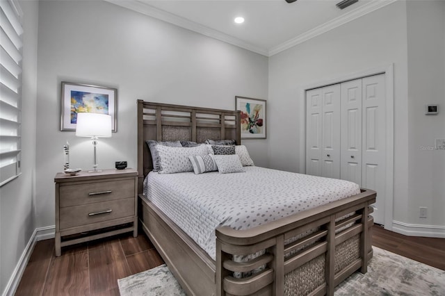 462 E Macewen Dr, Osprey, FL 34229 - bedroom with crown molding, dark wood-type flooring, a closet, and recessed lighting