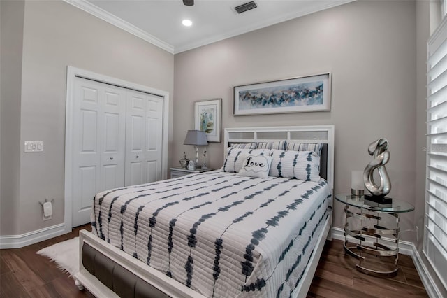 462 E Macewen Dr, Osprey, FL 34229 - bedroom featuring crown molding, a closet, wood finished floors, recessed lighting, and ceiling fan