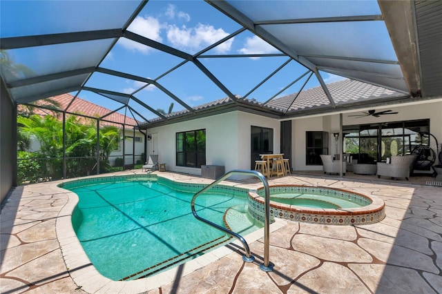 355 Trieste Dr, Punta Gorda, FL 33950 - view of swimming pool with a patio area, an outdoor living space, a pool with connected hot tub, a ceiling fan, and glass enclosure