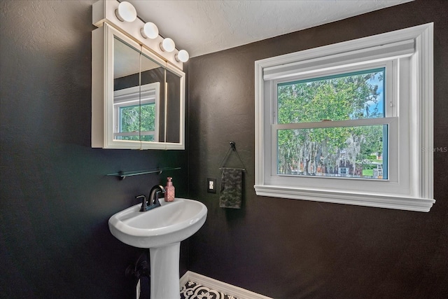 626 Hand Ave, Sarasota, FL 34232 - bathroom with baseboards and a sink