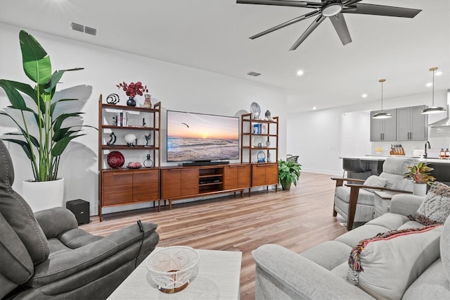 5318 124th Ave E, Parrish, FL 34219 - living area featuring a ceiling fan, light wood-style floors, and recessed lighting