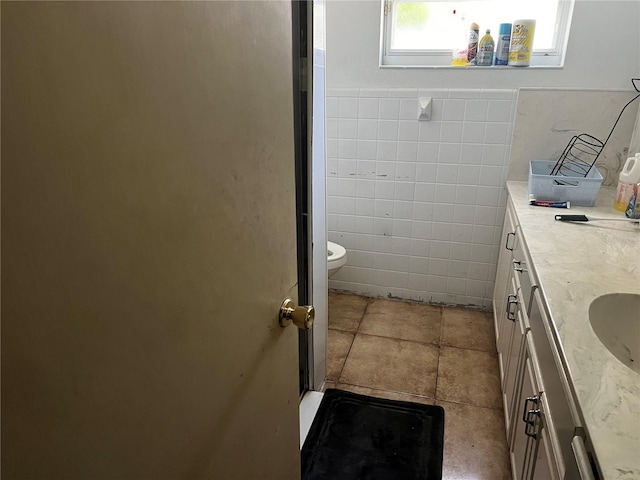 2065 Flamingo Dr, Bartow, FL 33830 - bathroom featuring vanity, tile patterned floors, and tile walls