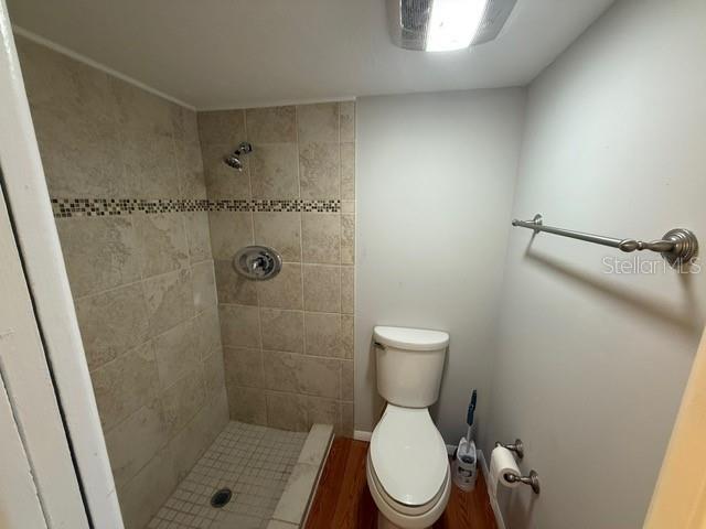 2763 Woodgate Ln Unit 111, Sarasota, FL 34231 - full bath with tiled shower and wood finished floors