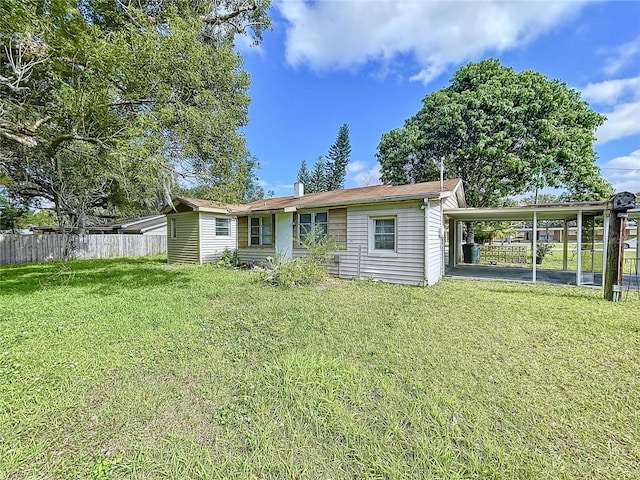 view of front of home featuring a carport and a front lawn