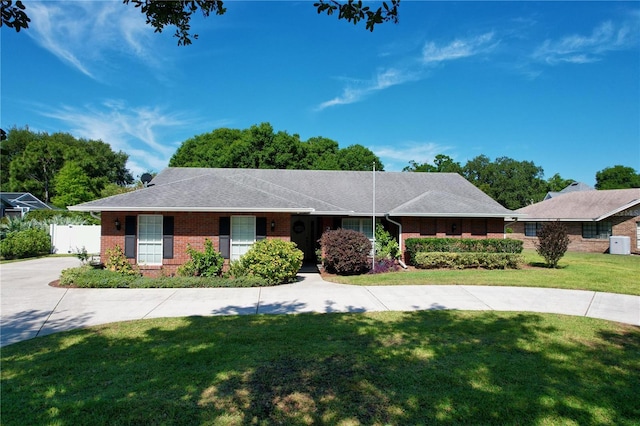 single story home with a front lawn