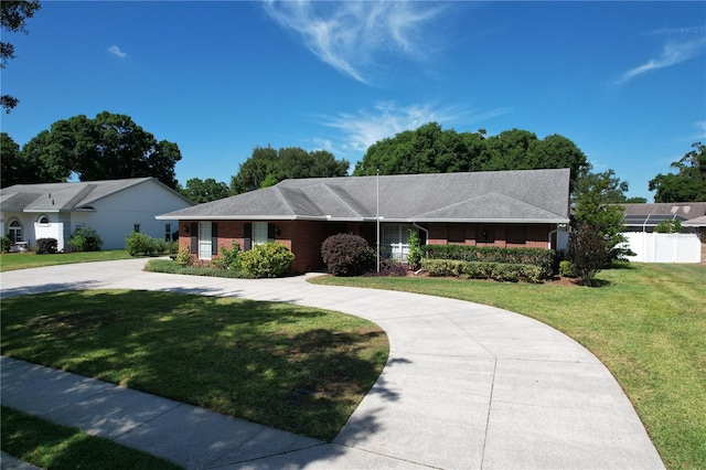 ranch-style home featuring a front lawn