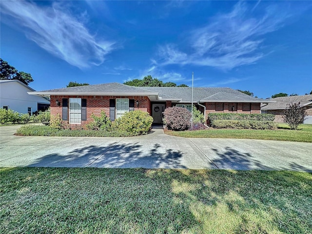 ranch-style house featuring a front yard