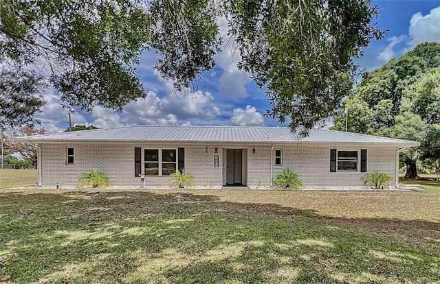 ranch-style home with a front yard