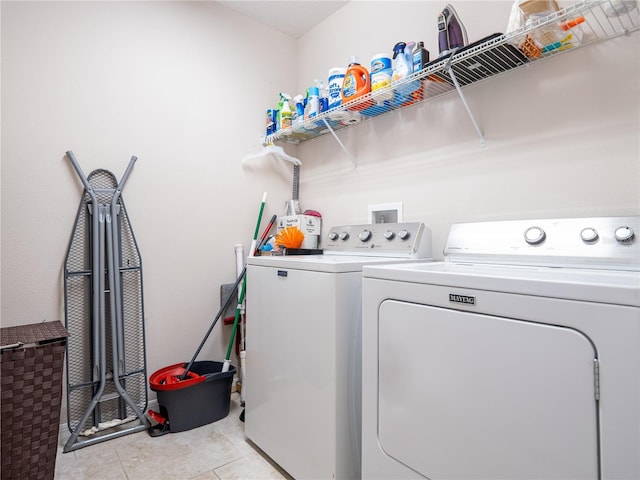 laundry area featuring light tile patterned floors and independent washer and dryer