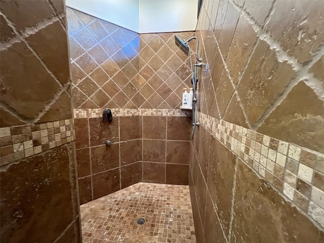 bathroom featuring a tile shower