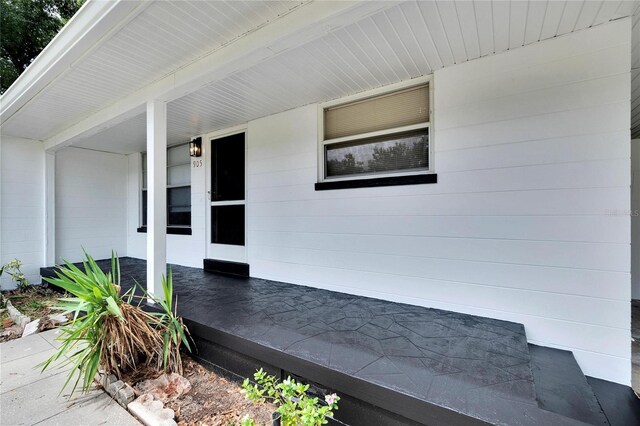 entrance to property featuring a porch