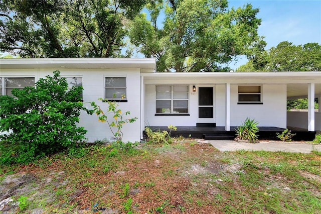 ranch-style house featuring covered porch