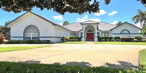 view of front facade with a front yard