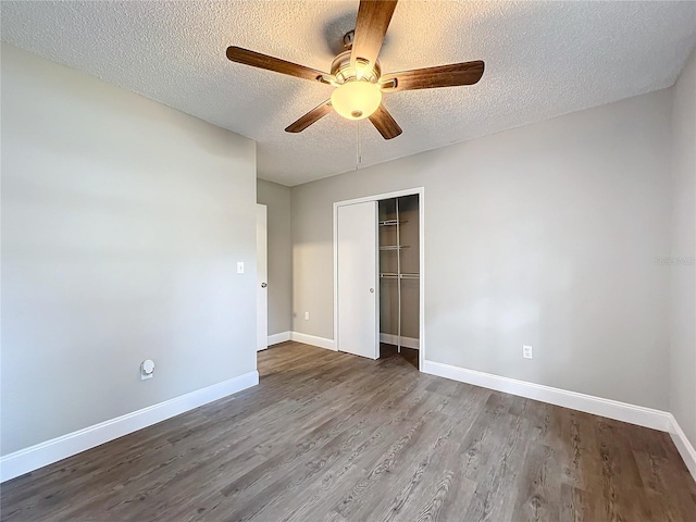 unfurnished bedroom with light wood-type flooring, a textured ceiling, a closet, and ceiling fan