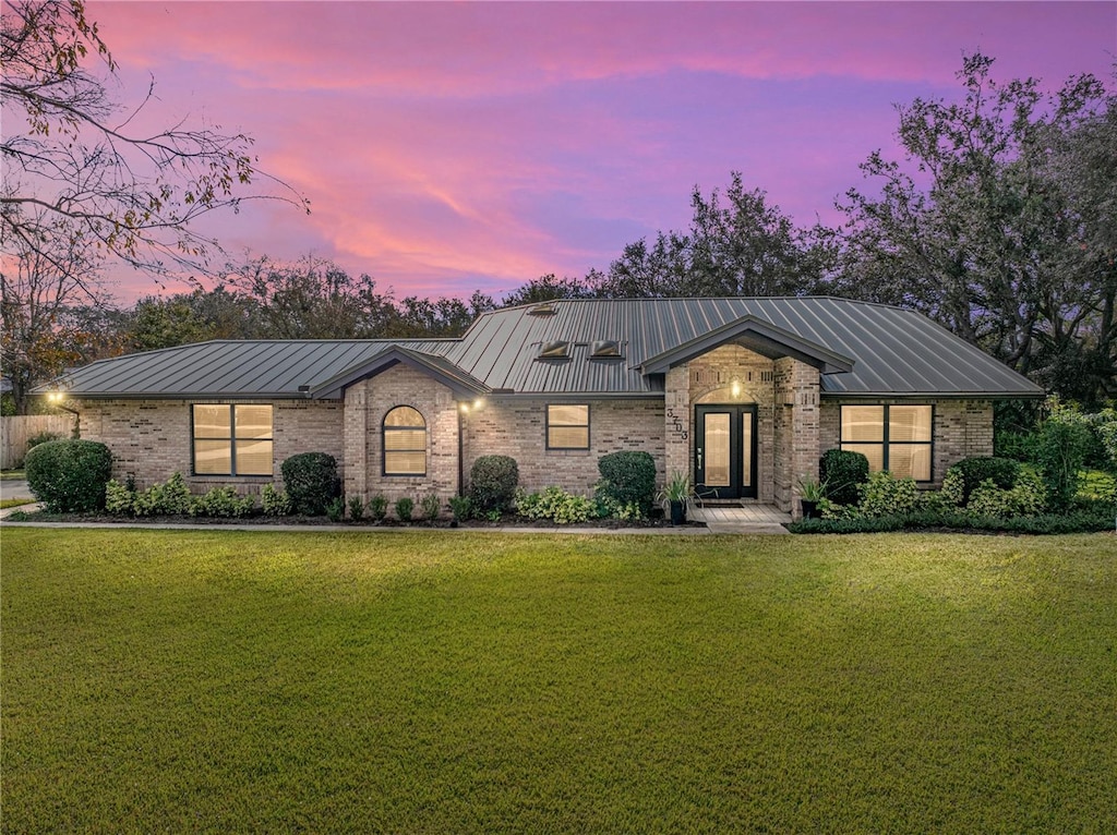 view of front of home featuring a lawn