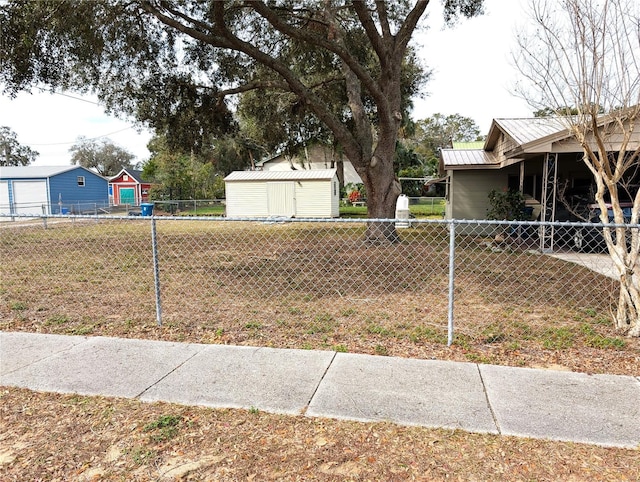 view of yard with a shed