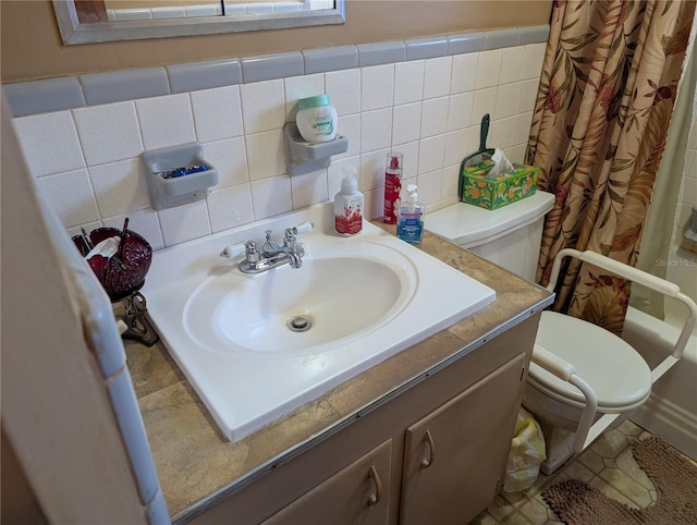 full bathroom featuring shower / bathtub combination with curtain, toilet, sink, and decorative backsplash