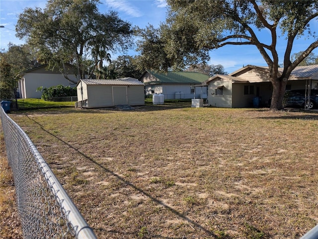 view of yard featuring a storage shed