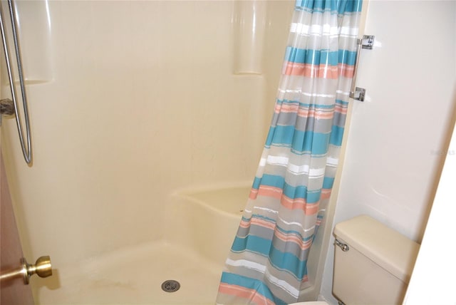 17 Kendra Ct, Winter Haven, FL 33880 - bathroom with curtained shower and toilet