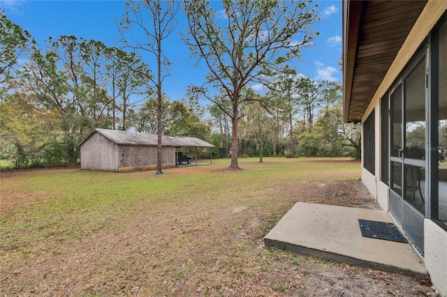 view of yard featuring an outdoor structure